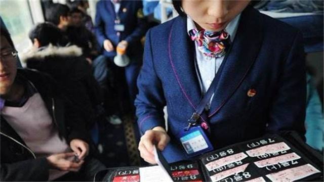 为什么火车卧铺上乘务员,要强制收走火车票?其实他们也是用心良