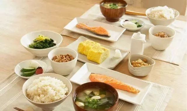 大家发现没,日本街头没有卖早餐的!