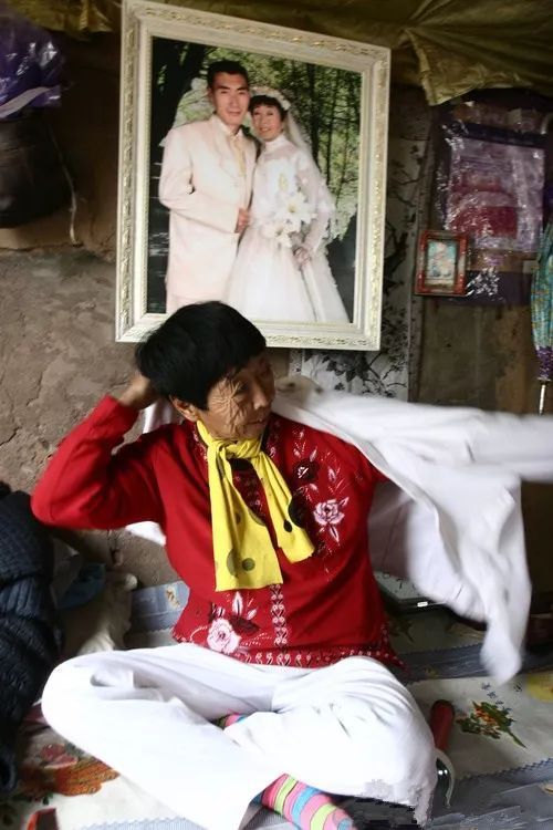 大妈与小32岁的小伙子结婚,婚后生活十分甜蜜