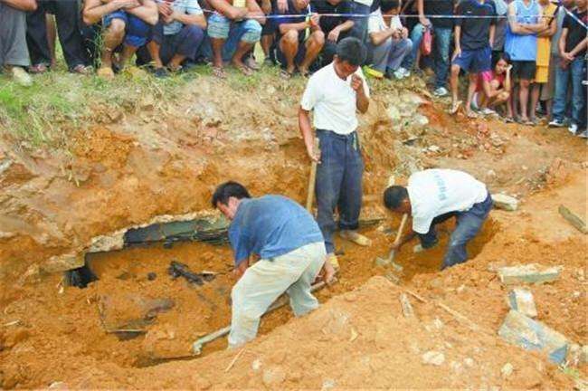 农民种地挖到古墓，700年女尸不腐不烂，女尸身下暗藏玄机