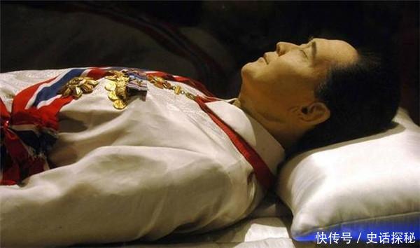 比卡扎菲更牛的独裁者，身揣3万块起家，垮台后携300亿逃亡美国