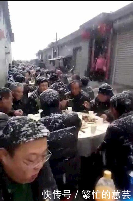 搞笑gif:小家伙的表情真精致,大人为被又是坑了表图期试情末片考包图片