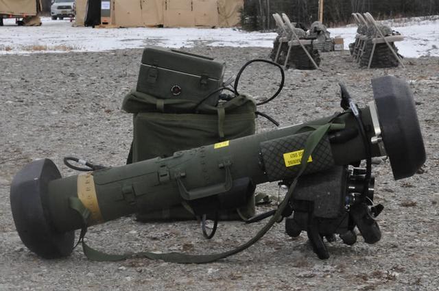 假装可以发射,乌克兰用木头仿标枪反坦克导弹