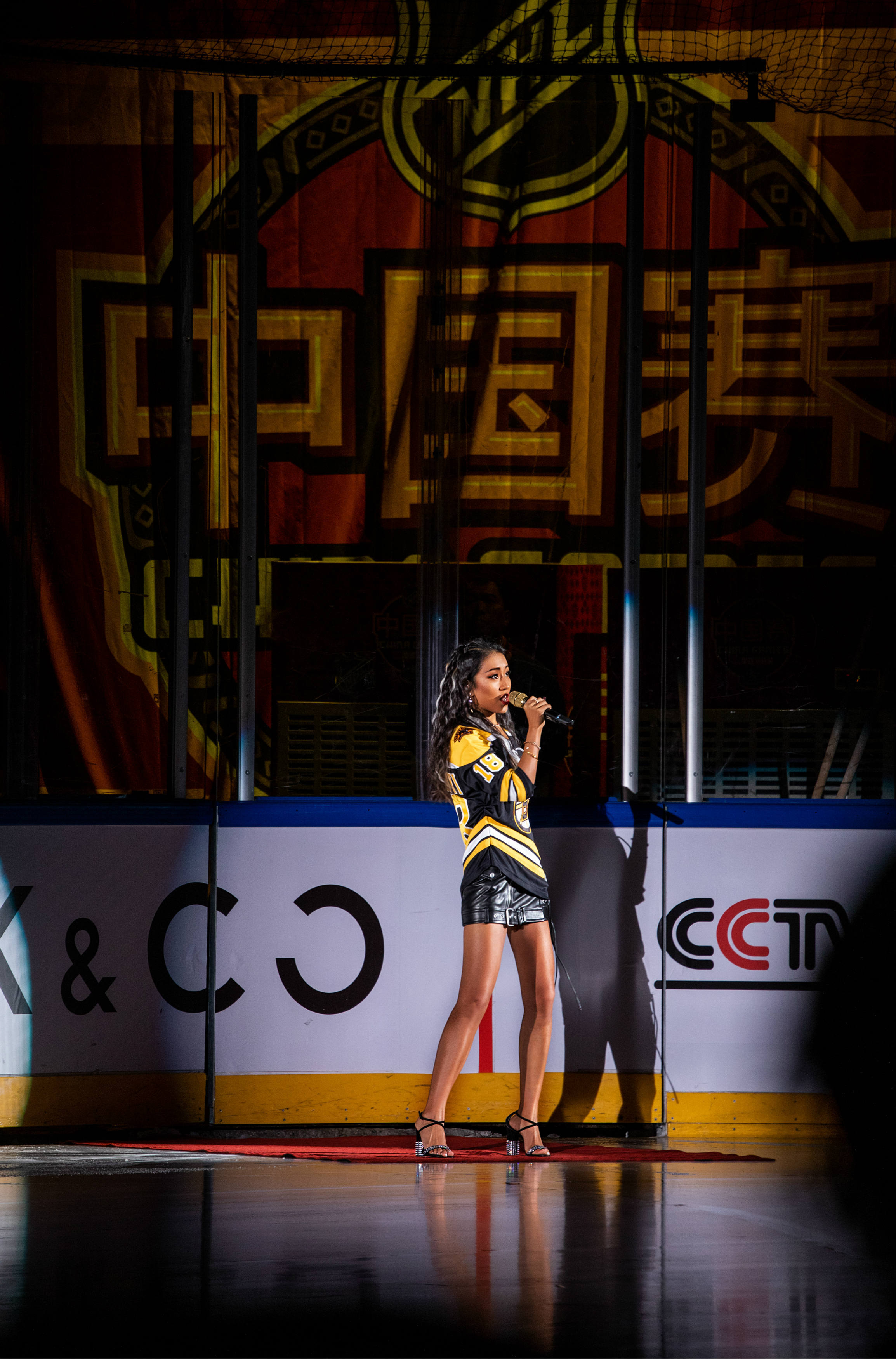 吉克隽逸领唱NHL中国赛北京站  与聂远张铭恩同场竞技
