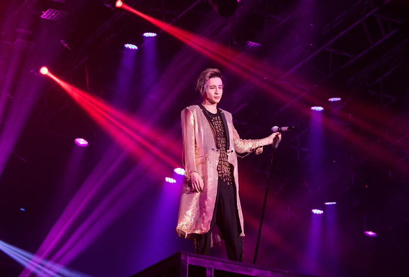 薛之谦南京站生日场收祝福 大张伟加盟深情对