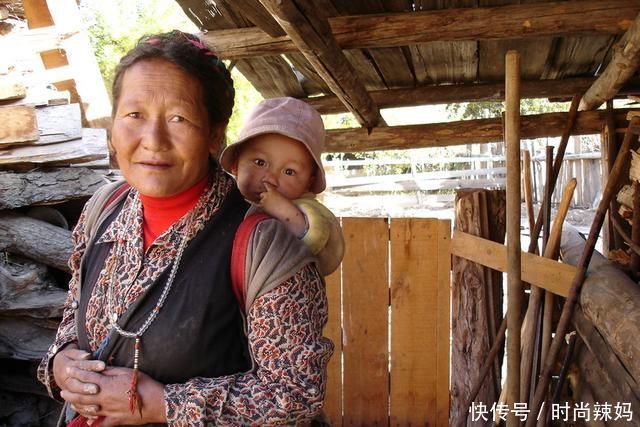 孩子奶奶在农村要求带娃，宝妈:还是请保姆吧