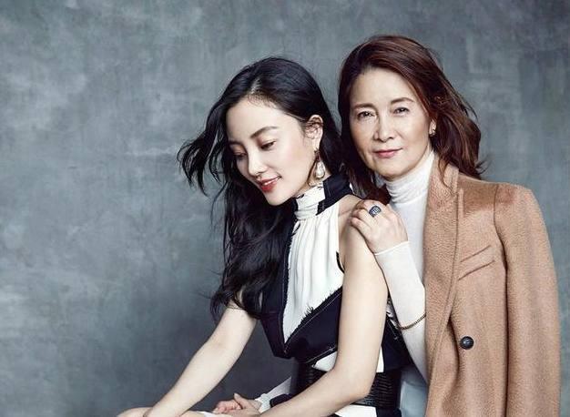李小璐“夜宿门”事件未了，网友又扒出了璐的母亲，身份不一般