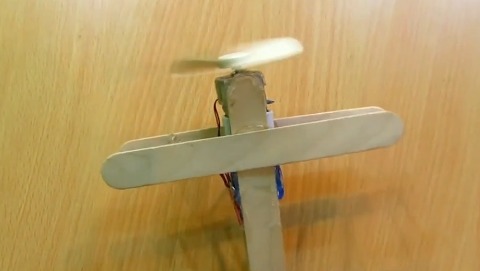 如何在家用雪糕棒自制电动马达小飞机!-360视频