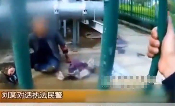 奇闻男子怀疑自己得了狂犬病,把自己锁在铁栅