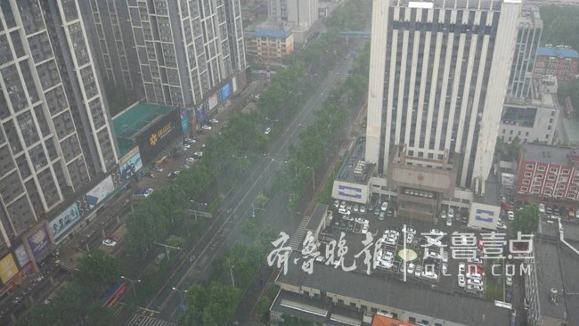 还没下班雨就到了!济南市区内突降大雨，能见度变低