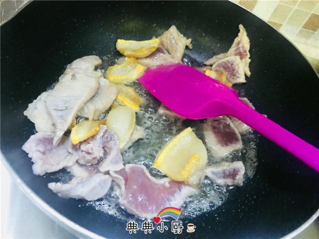 烧花菜不放一滴水,但却又香又好吃,一盘没吃过瘾