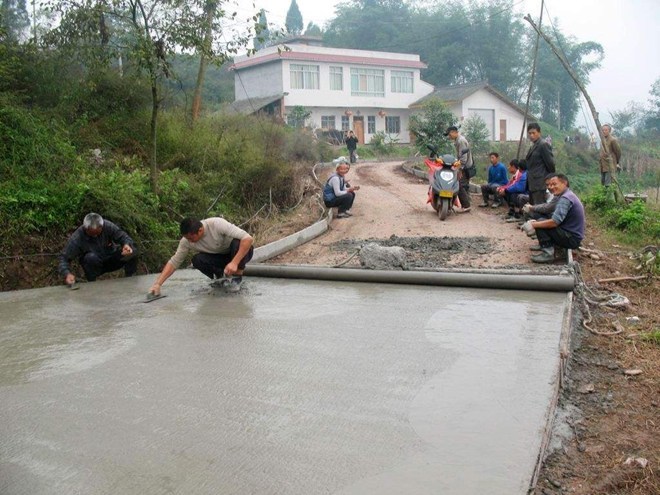 现在农村到处都在修路，你们当地修路需要村民出钱吗？