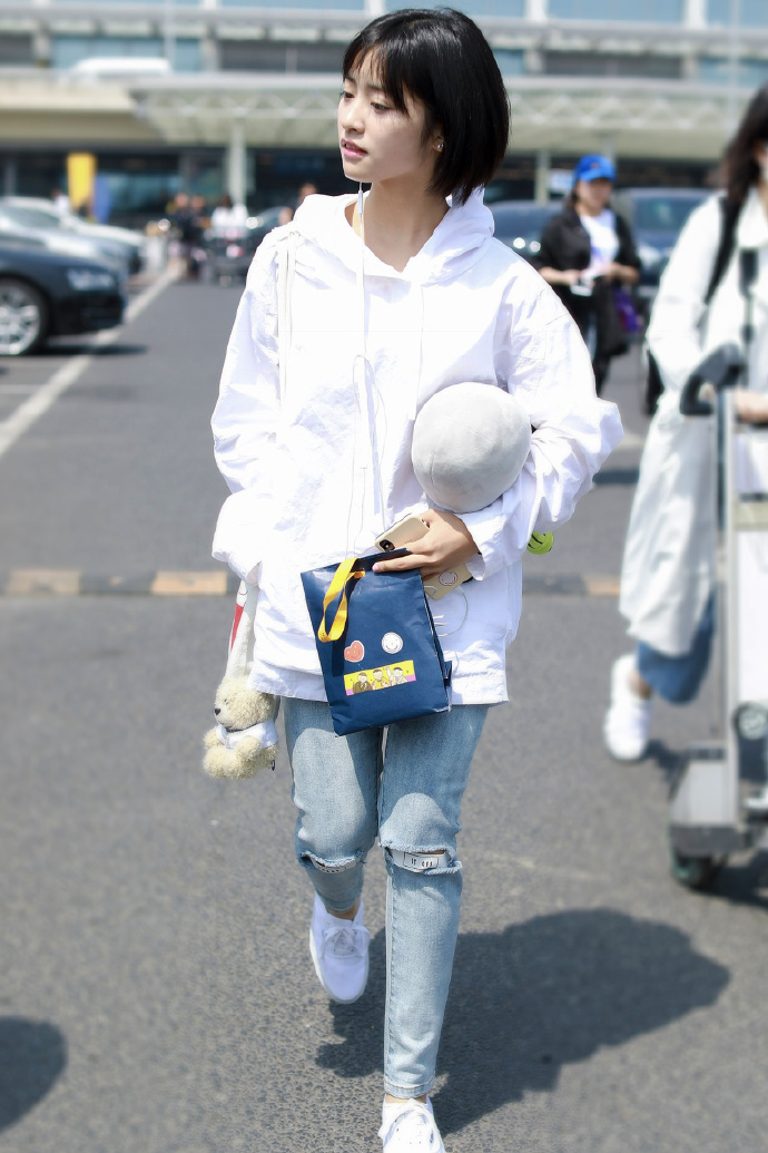 沈月手抱公仔青春靓丽,网友:这个杉菜有点甜