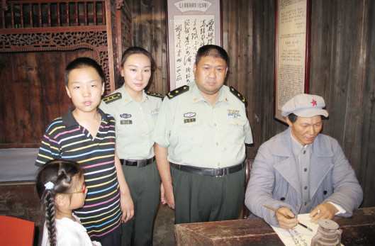 毛泽东唯一孙子毛新宇一家四口罕见生活照:儿女双全,幸福美满