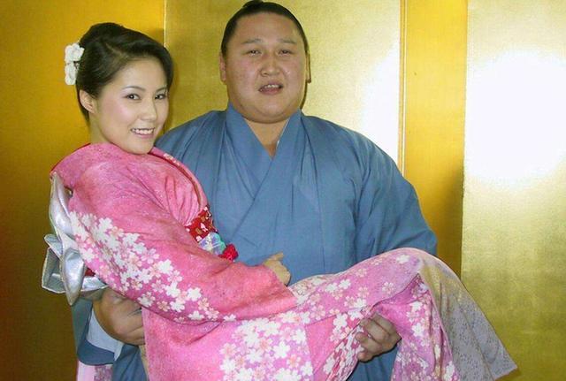 女明星抢着嫁的日本相扑手,一个月能赚多少钱