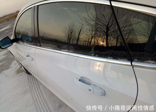 街上遇老公,他不让我开车门,打开门后看到车内人,我捂住嘴巴