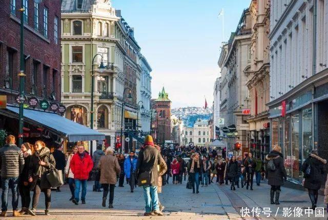有钱也不拆旧房子,挪威的首都没摩天大楼,路旁