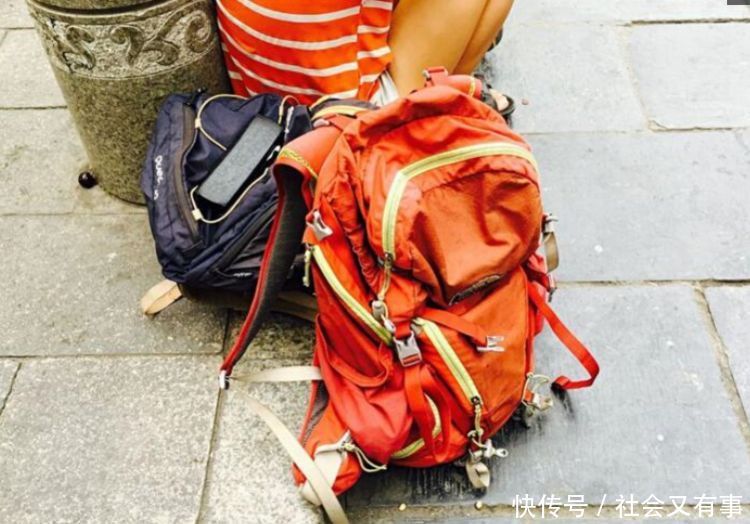 国外小情侣,穷游到中国在路边乞讨,半小时就有