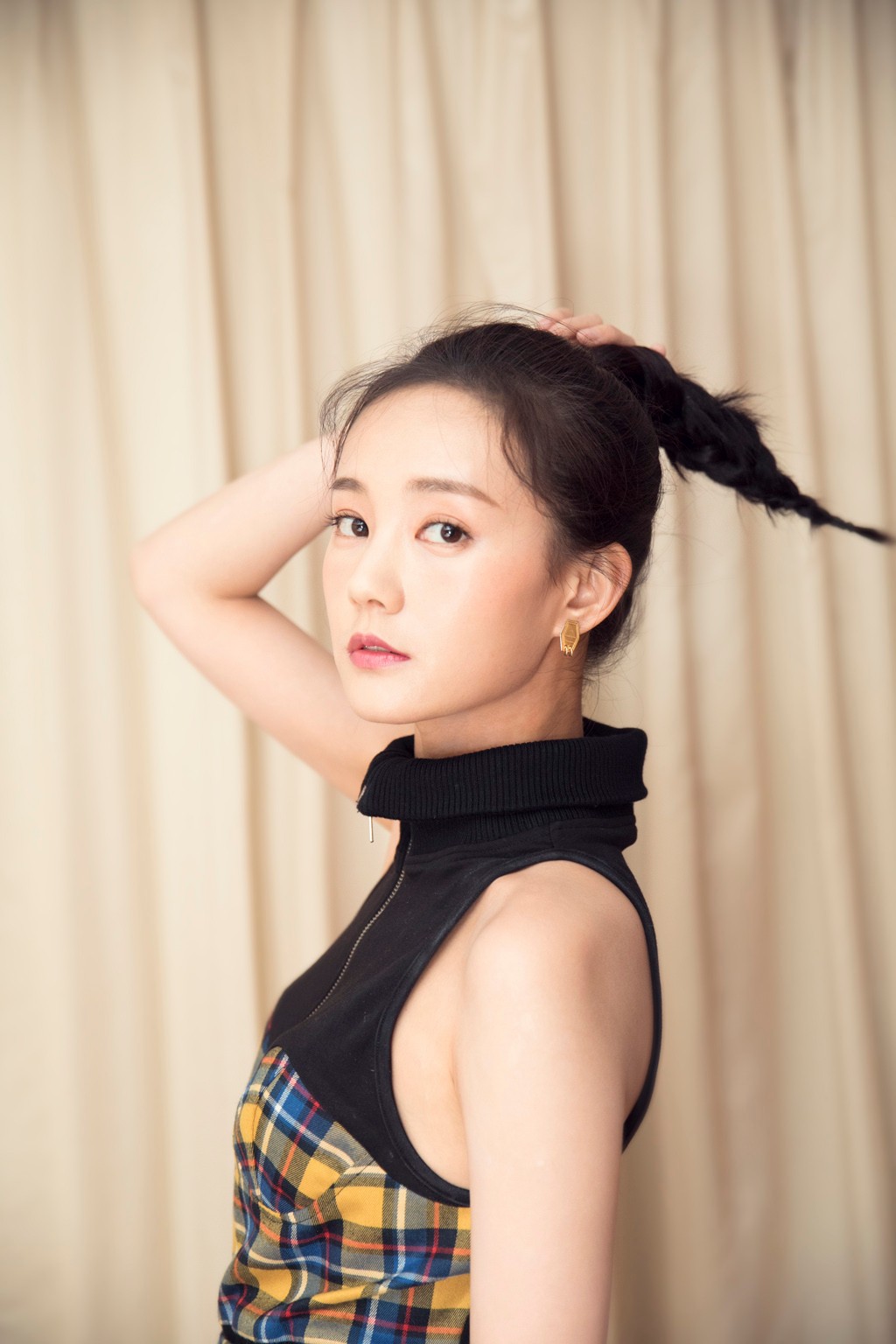 李一桐受邀《NYLON》创刊一周年派对 造型利落时尚感满分