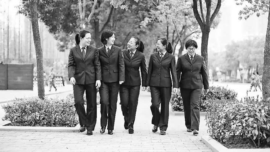 军队文职人员也可以担任领导职务?