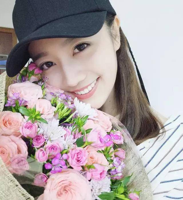 女人不是真的爱一个男人,她们这有这几种招牌动作!