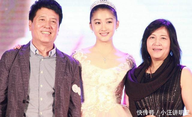 关晓彤与爸爸合影,墙角的鞋子抢镜,网友炸了你