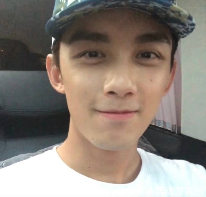 吴磊军训照片曝光 穿北电T恤戴迷彩帽青春帅气