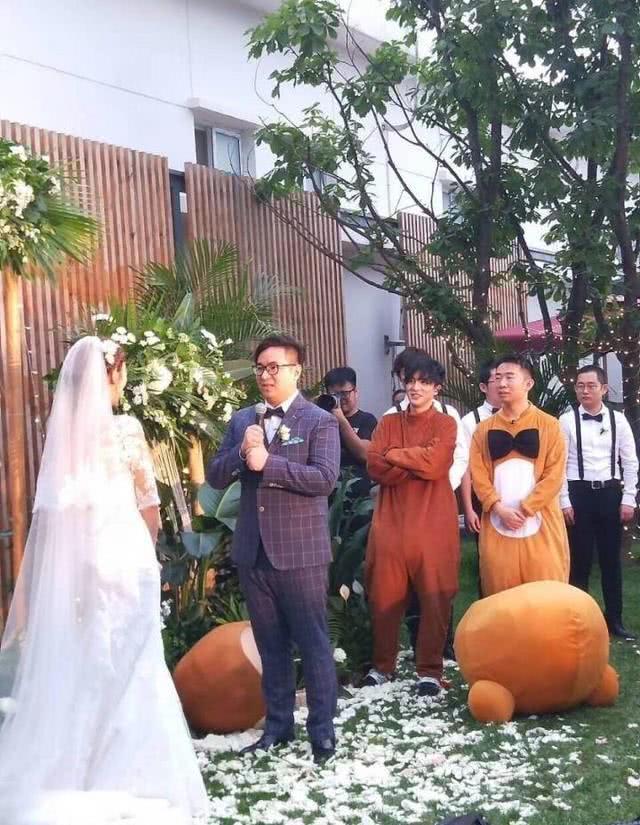 薛之谦参加婚礼,扮成小熊祝福新人,网友:接婚礼