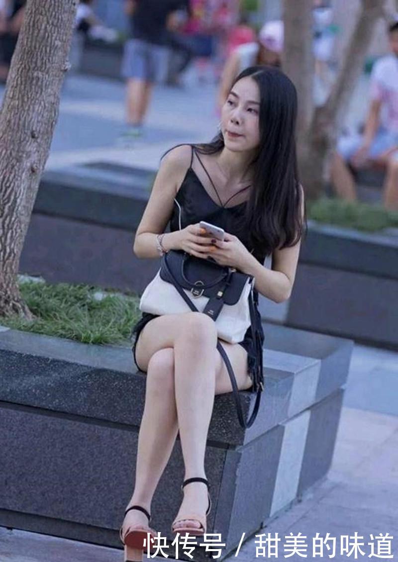 路人街拍:小姐姐白嫩大腿加上妙曼身姿真是让人老脸一红 fg电子