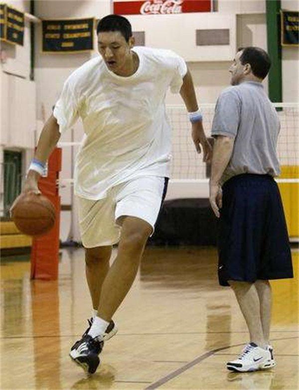 比姚明还高 第一巨人孙明明被妻子嫌弃:太大只