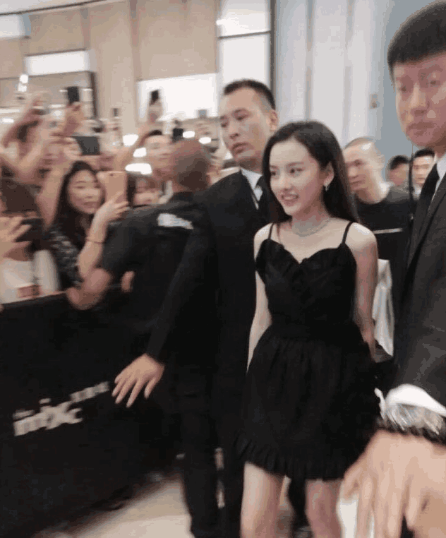 刚满20岁的宋祖儿出落的愈发标致，无P图的她在人群中十足的吸睛
