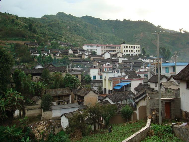 村情概况 村庄全貌哨街村隶属于云南省云县的茂兰镇,地处镇西边,距镇