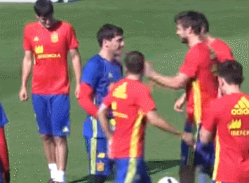 当球到了皮克脚下时,巴萨中卫试图穿卡西的裆,却被卡西识破抢到了球.