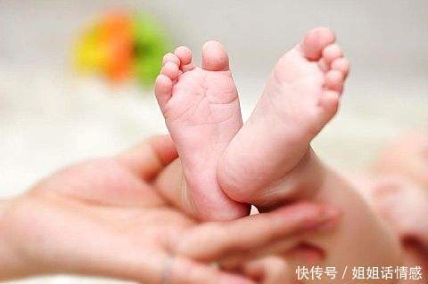 宝宝6个月大,婆婆带宝宝在房间里玩,推开门后