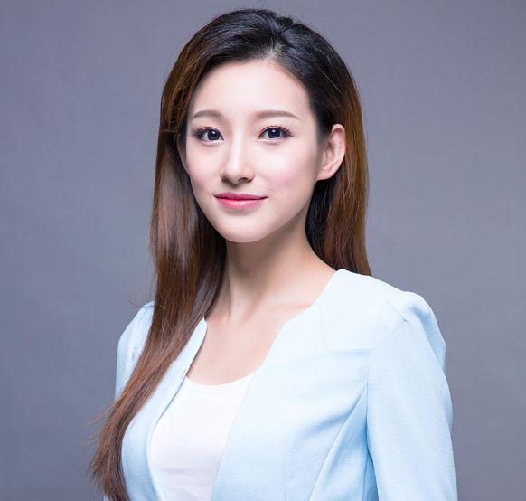 不慎90后紧身主播,滑落时动漫央视走秀,面对窘泳装美女的美女穿图片