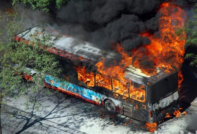 夏季自燃多发 公交车火灾逃生指南