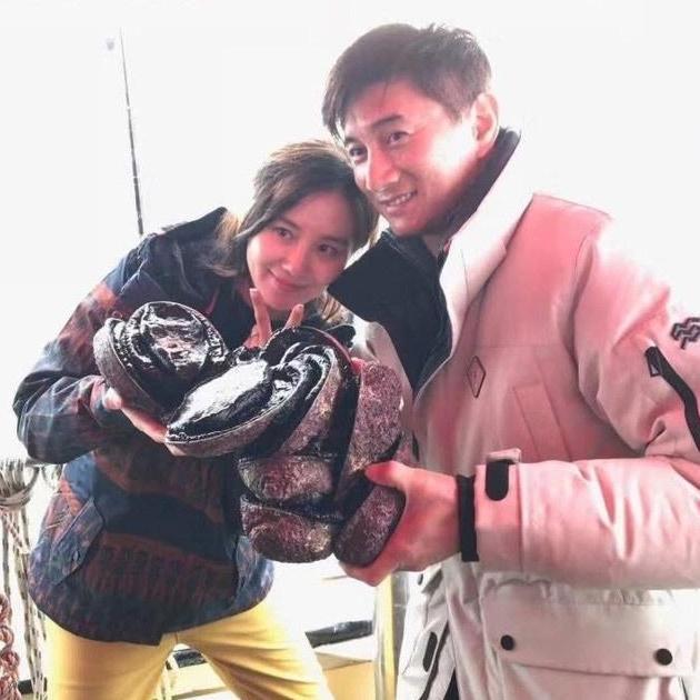 刘诗诗圣诞节出游,躲在好友身后不忘比V手,怀