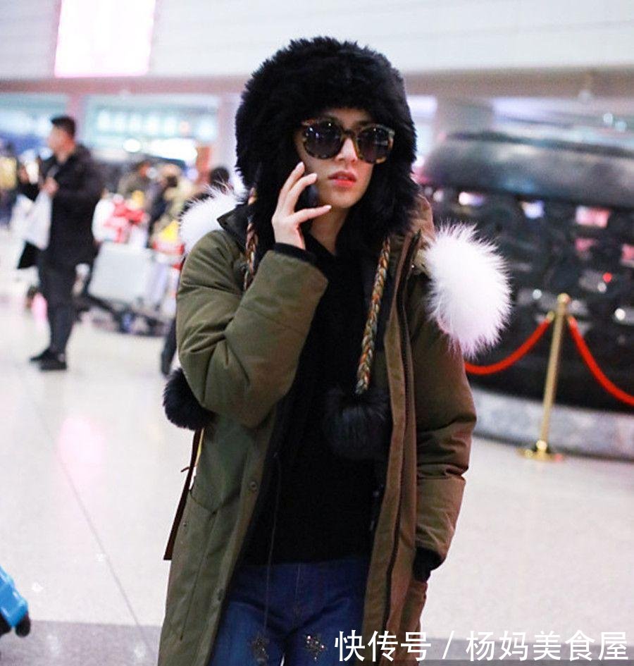 黄圣依穿军绿色羽绒服打扮时尚保暖 对镜头打