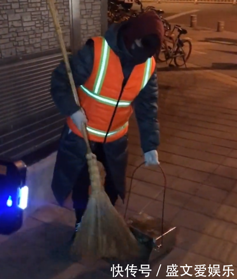 易烊千玺凌晨五点清扫街道,摄影师跟在他身后