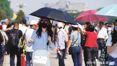越南游客来中国,天气太热,买了一瓶矿泉水,付款