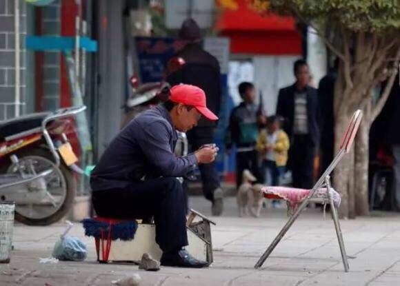 父母离世，哥哥把她卖给傻娘，二十年后路过家乡车站，她悔恨不已