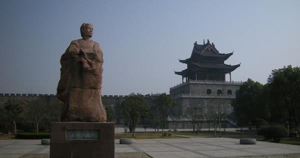 该成语因一个十五岁孩子而起,为纪念此人,曹丕