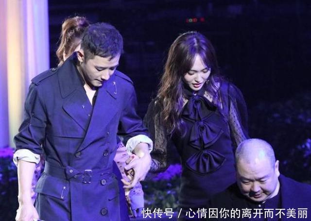 唐嫣牵手姿势引热议,后台采访拒谈感情,罗晋一