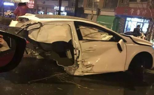 沃尔沃与奥迪相撞 沃尔沃V40被拦腰撞断 真的