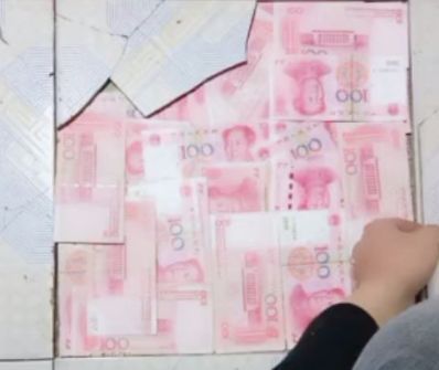女子不小心将蒜锤子掉地上,将地面砖砸碎,却因此发现男友的秘密