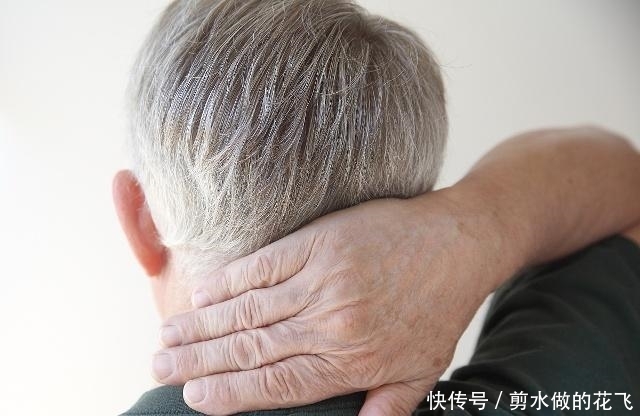 经常手抖,担心患上帕金森氏症?不妨通过这4个