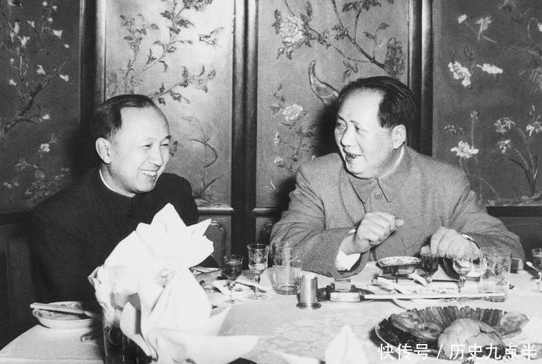 1949年开国大典后,国庆第一宴上,毛主席等人都吃了什么?
