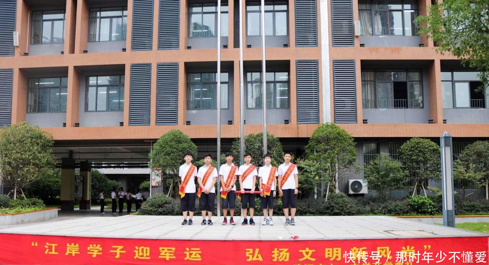 武汉市七一中学学子迎军运 弘扬文明新风尚