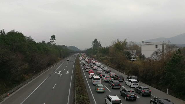 从桂林方向返程广东的自驾车主请注意，在高速公路贺州同古路段这