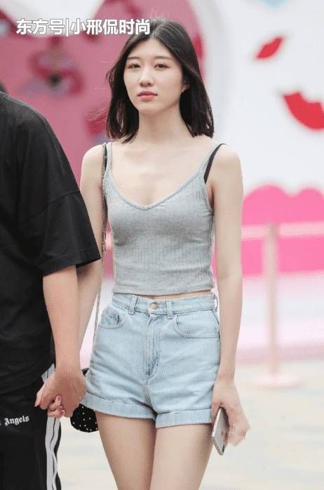 街拍青春可爱的小姐姐,时尚穿搭吊带配短裤,尽显女神气质! AG真人娱乐注册